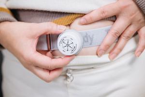 สายรัดข้อมือฝังเข็ม taobody เครื่องนวดมือที่สะดวกสบายพร้อมฟังก์ชั่นบรรเทาความร้อนของร่างกายเพื่อบรรเทาอาการปวดและบรรเทาอาการเจ็บป่วยตลอดชีวิต - Product Image 3