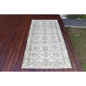 Tapis turc vintage 3,3x6,6 pi (101x200 cm), tapis blanc à motifs floraux - Product Image 1