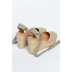 Alpargata cerrada con tacón de cuña alto - Product Image 3