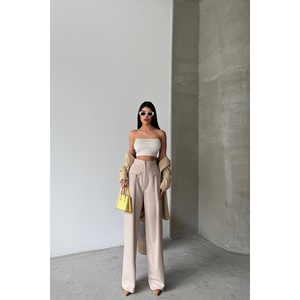 Pantalones beige para mujer con detalle de solapa plisada ancha y cierre de broche. - Product Image 6