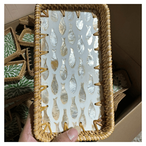 Plateau en rotin nacre, cadre en rotin avec incrustation de nacre pour servir des cocktails et des amuse-gueules lors d'événements, fabriqué au Vietnam - Product Image 3