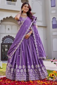 Ensemble Lehenga Choli en crêpe de soie de créateur avec broderie de sequins épais de 7 mm et dupatta pour les occasions de mariage et de fête - Product Image 2