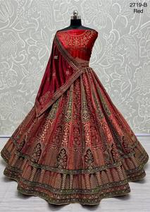 Hermosa Lehenga Choli con doble Chunni y varios trabajos de parches bordados - Product Image 2