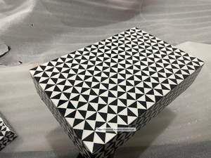 Boîte artisanale en os incrusté, décorative, noire et blanche, carrée, avec fermeture magnétique, motif gravé, pour le rangement de Noël - Product Image 4