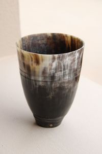 Taza vikinga karvin hecha a mano con cuerno para beber, tamaño personalizado para usar en el hogar y en fiestas y para hoteles para ocasiones navideñas - Product Image 3