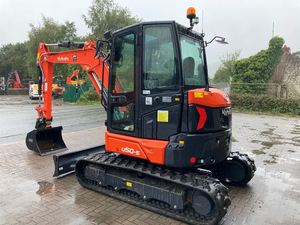 รถขุดตีนตะขาบ Kubota U50-5 มือสอง สภาพดี ความจุบุ้งกี๋ขนาดเล็ก เงียบ พร้อมห้องโดยสารสีดำ เครื่องยนต์ยี่ห้อ Kubota พร้อมอุปกรณ์เสริม - Product Image 1