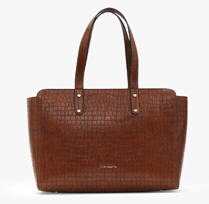 Esta elegante bolsa de mano de cuero color borgoña con un posavasos de mármol ya está disponible a precios de mayoreo. - Product Image 6