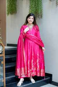 Vestido Anarkali de Calidad de Exportación India, Conjunto de 3 Piezas Kurti, Seda Banarasi con Trabajo a Mano, Vestido Anarkali Listo para Usar para Fiestas - Product Image 4