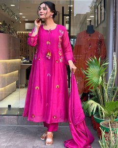 Attrayant magnifique broderie Rani couleur Chanderi tissu de soie Styles légers une couleur ethnique porter Kurti pour une tenue de fête - Product Image 3