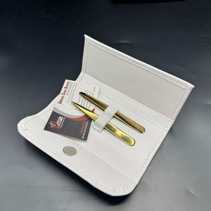 Pince à sourcils plaquée or avec logo personnalisé pointes pointues inclinées en acier durable avec étui blanc - Product Image 1