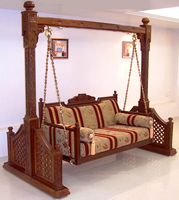 Balançoire d'extérieur moderne en teck massif sculpté à la main avec coussin imperméable pour 3 personnes, idéale pour les parcs et les gymnases, et structure majestueuse en piliers.