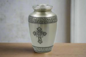 Vase funéraire symbolique du fournisseur indien d'urne en métal d'ailes d'ange faites à la main pour le confort spirituel et le souvenir - Product Image 4