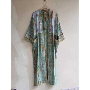 Robe kimono vintage en soie tie-dye, style bohème, paréo de plage pour les fêtes nuptiales - Product Image 2