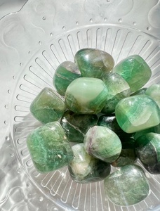 Pierres roulées en fluorite verte polie, cristaux de pierres précieuses naturelles pour la décoration intérieure Feng Shui - Product Image 2