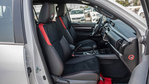 Limpieza de segunda mano 2023 TOYO_TA HILUX DC GR SPORT 2.8L V6 camioneta - Product Image 2