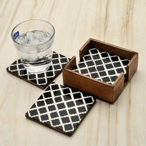 ชุดที่รองแก้วไม้ลายสี่เหลี่ยมแบบดั้งเดิม ประดับด้วยงานฝังกระดูก เป็นมิตรกับสิ่งแวดล้อม พร้อมที่วางไม้ สำหรับโอกาสพิเศษ งานเทศกาล สำหรับชา กาแฟ ทำจากไม้วอลนัท - Product Image 3