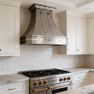 Prêt à être expédié : Hotte de cuisine murale en acier inoxydable architectural sur mesure avec moulure couronnée à rivets pour cuisine. - Product Image 4