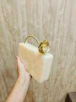 Pochettes en acrylique faites à la main - Sacs de soirée classiques, décontractés et élégants avec poignées en laiton de designer et accents métalliques, écologiques