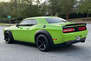 Dodge Challenger SRT Hellcat Jailbreak 2023 Usado ~1,500 Millas, Motor Hemi V8 Supercargado de 717 hp, Color Sublime, Kit Widebody - Product Image 5