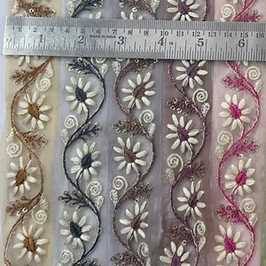 Luxe traditionnel 9 Mtr. Filet papillon en dentelle indienne coloré brodé motif de fleurs 3D Option de séquence romantique Simple - Product Image 2