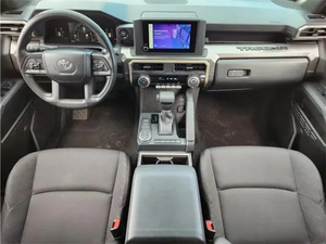 Camioneta Doble Cabina 4x4 Mediana 2025 con Faros de Xenón, Suspensión Todoterreno, Caja de Cambios Automática, R17, Asientos de Cuero Oscuro Izquierdos - Product Image 3