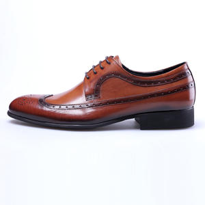 รองเท้าหนังกลับแบบนิ่มลายโบรก พร้อมดีเทลแบบเจาะรูและพื้นกันลื่น รองเท้าทางการสำหรับสุภาพบุรุษ - Product Image 5