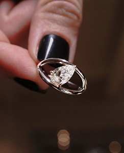 Bague de fiançailles Moissanite coupe poire 1.40 Ct pour femme Bague Solitaire allongée Bague Moissanite minimaliste en forme de poire pour femme - Product Image 1