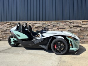 Polaris Slingshot Roadster trois places, véhicule sportif à toit ouvert, alimenté à l'essence, vert menthe, carrosserie blanche, roues noires, certifié CE - Product Image 1