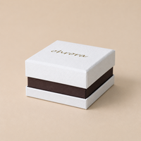 Boîte à bijoux de luxe personnalisée avec couvercle et base, papier texturé en cuir blanc, logo en feuille d'or, boîte intérieure marron et insert en velours