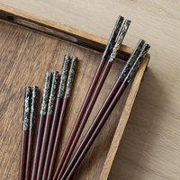 Ensemble de deux paires de baguettes en bois naturel réutilisables gravées classiques modernes personnalisées avec repos et étui en bambou pour cadeau de Noël