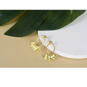 Pendientes de Moda con Volantes Dorados Fluidos y un Atractivo Ligero, Perfectos para el Estilo Urbano o Eventos, de la India - Product Image 4