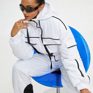Traje de nieve impermeable de estilo personalizado al por mayor, ropa de esquí de nieve de una pieza de invierno para hombres y mujeres - Product Image 6