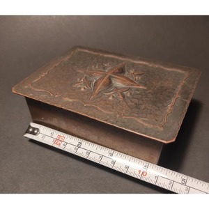 Classic Heritage Jewelry Box Metal Gold Acabado Premium Storage Case para anillos Pendientes Collares Pulseras y reliquias - Product Image 3