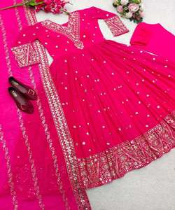 Conjunto de Lehenga de terciopelo geométrico para recepción con trabajo de espejo y bordado Zari para looks de lujo - Product Image 4