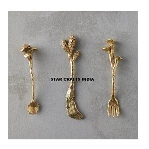 Cuillère de service en métal pour restaurants et café Cuillère en métal la plus vendue Poignée décorative finie en or Look de créateur - Product Image 1