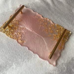 Plateau unique en résine motif artistique luxueux idéal pour la décoration élégante de la maison ou les célébrations festives. - Product Image 1