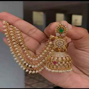 Jhumki Premium con Cadena para las Orejas, Diseño Moderno y Elegante, Perfecto para Combinar con Sari y Ropa Étnica - Product Image 1