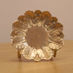 Cenicero de latón de diseño con patrón de forma de flor, ideal para espacios artísticos del hogar e ideas de decoración inspiradas en la naturaleza - Product Image 1