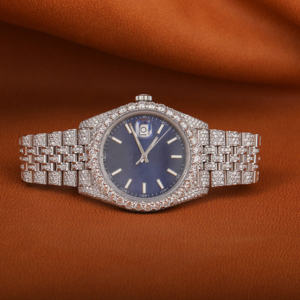 Reloj de pulsera monocromático ostentoso de alta calidad con esfera azul totalmente helada Pantalla de fecha VVS Moissanite Estilo analógico que marca tendencias - Product Image 1