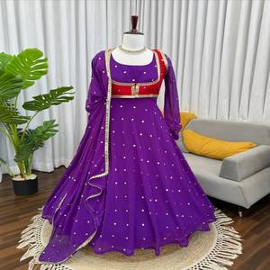 VASTRA COTTAGE - Vestido de Seda Pesada con Bordado Fendy, Pantalón y Dupatta, Trabajo con Hilos y Lentejuelas, Ropa Étnica de Diseñador para Mujer - Product Image 1