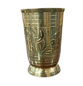 Verre à boire en laiton gravé à la main Vaisselle en verre métallique de finition d'or de restauration pour l'hôtel et le restaurant utilisés. - Product Image 1