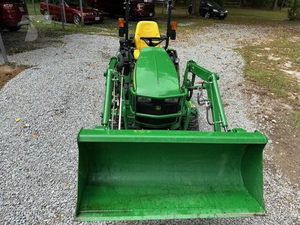 Tractores John Deere 1025R de 24 HP, 4x4, subcompactos, con pocas horas de uso, 30/40 HP, con cargador frontal y cortadora de césped, en venta. - Product Image 5
