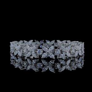 สร้อยข้อมือเพชรเม็ดกลมรูปดอกไม้สวยงามและเป็นของขวัญที่ดีที่สุดสำหรับเธอ - Product Image 4