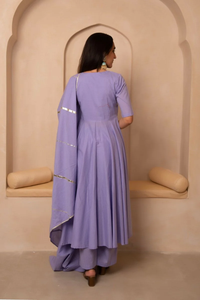 ชุดอังกรากะผ้าฝ้ายสีม่วงอมเทา ดูป ชวา ไมรา พร้อมผ้าคลุมไหล่ผ้าฝ้ายเข้าชุด สำหรับผู้หญิง สวมใส่ในงานปาร์ตี้หรืองานเฉลิมฉลอง ให้ลุคสง่างามแบบดั้งเดิม - Product Image 4