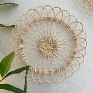 Art mural en rotin moderne, fait à la main, en osier naturel, accent décoratif mural pour intérieur contemporain et décoration murale de style statement - Product Image 4