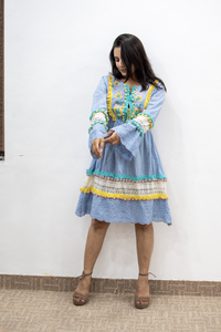 Robe midi bohème bleu vif en coton 100% avec dentelle brodée et imprimé floral, col en V, lavable, idéale pour les sorties décontractées et les vacances en plein air - Product Image 2