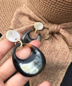 Pendientes de cuerno de búfalo personalizados, pendientes elegantes de cuerno de búfalo para mujer, pendientes colgantes de cuerno de búfalo y buey Natural 100% - Product Image 4
