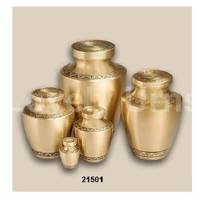Feuille gravée dorée avec urne en laiton Urne funéraire Urne funéraire pour cendres humaines-Fabriqué à la main en laiton-Convient au cimetière - Product Image 1