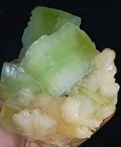 Cristales de apofilita verde con espécimen mineral natural de stilbita de melocotón, hermosas piezas cúbicas de La India - Product Image 1