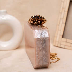 กระเป๋าคลัทช์เรซิ่นสุดหรูแฟชั่นสำหรับงานแต่งงานกระเป๋าคลัทช์ประดับด้วยลูกปัดมุกแบบเปิดสายโซ่สีทองประดับด้วยพู่ประดับ - Product Image 2